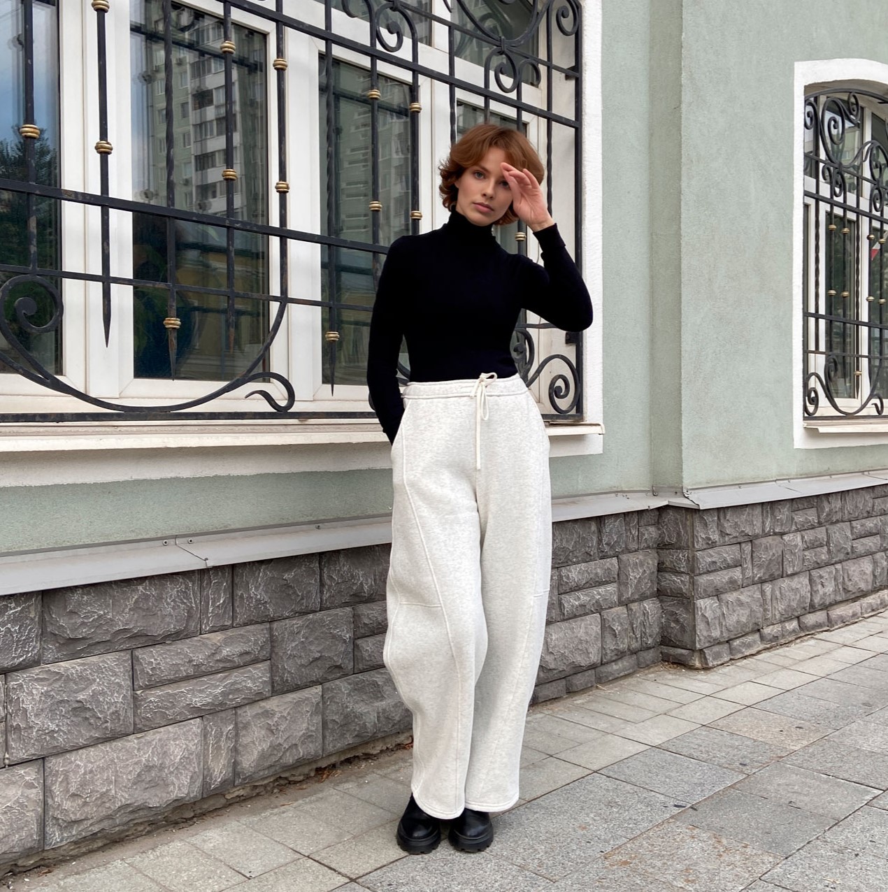 0402 The pattern of knitted sports trousers is barrel-shaped with constructive lines — изображение 3