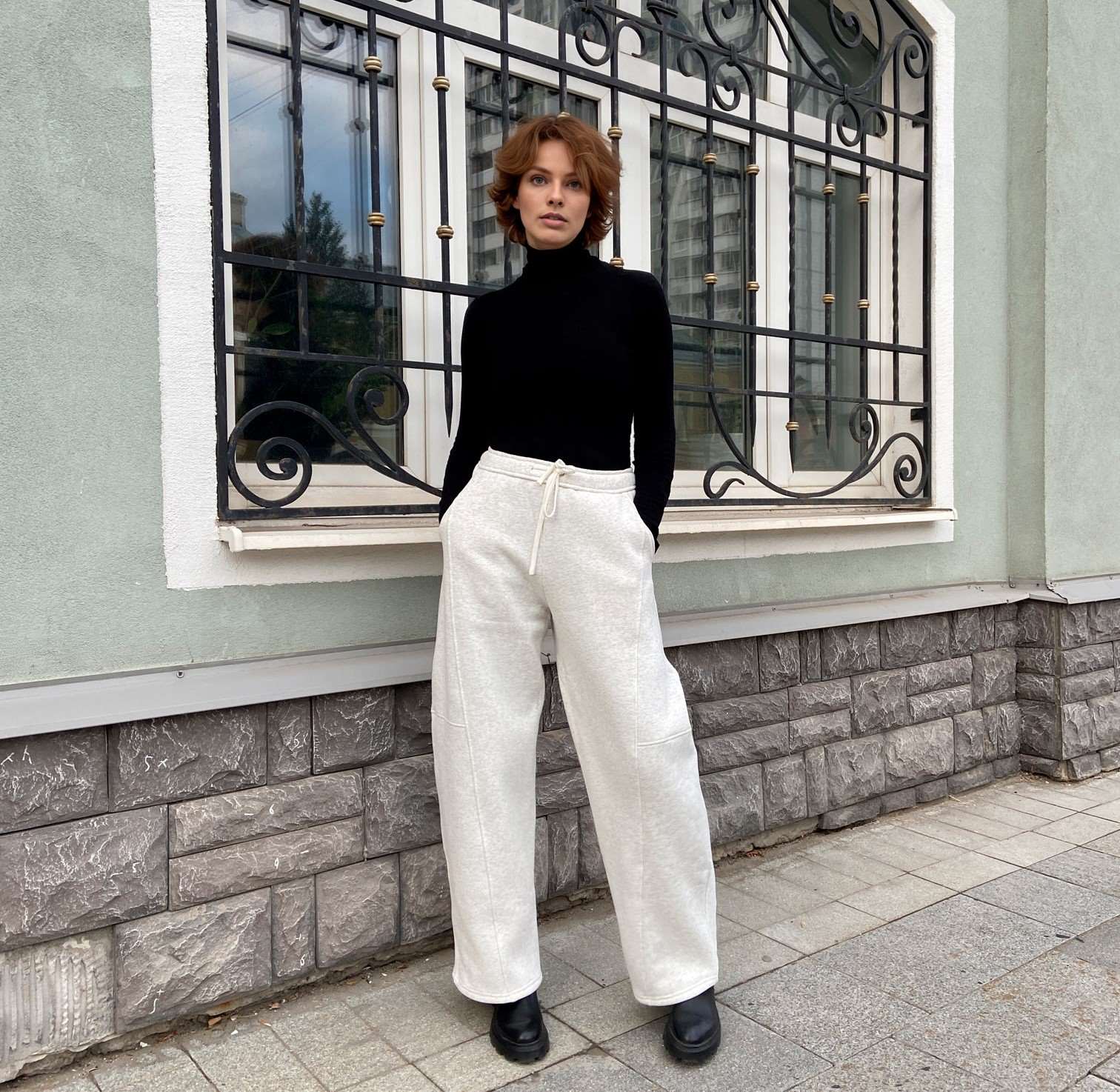 0402 The pattern of knitted sports trousers is barrel-shaped with constructive lines — изображение 4