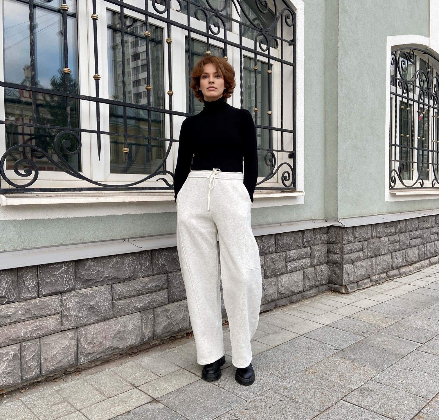 0402 The pattern of knitted sports trousers is barrel-shaped with constructive lines — изображение 5