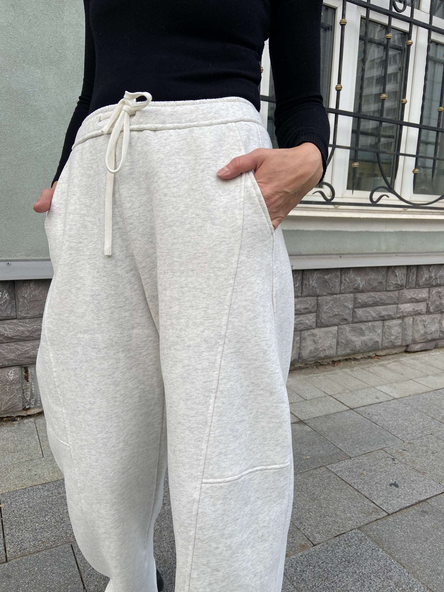0402 The pattern of knitted sports trousers is barrel-shaped with constructive lines — изображение 6