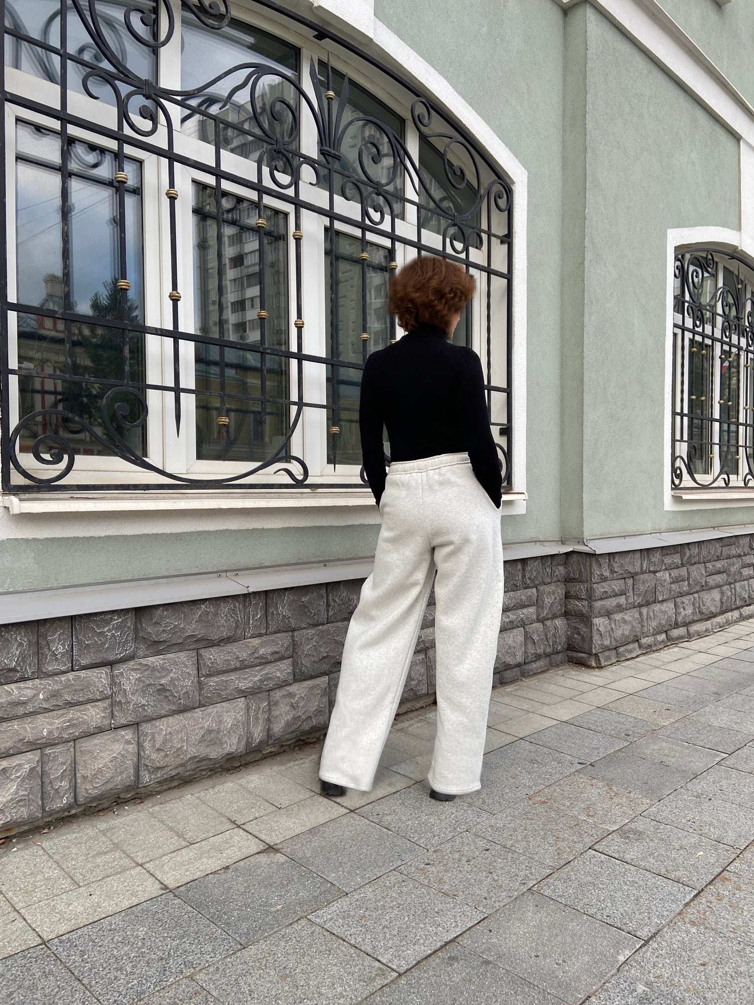 0402 The pattern of knitted sports trousers is barrel-shaped with constructive lines — изображение 7