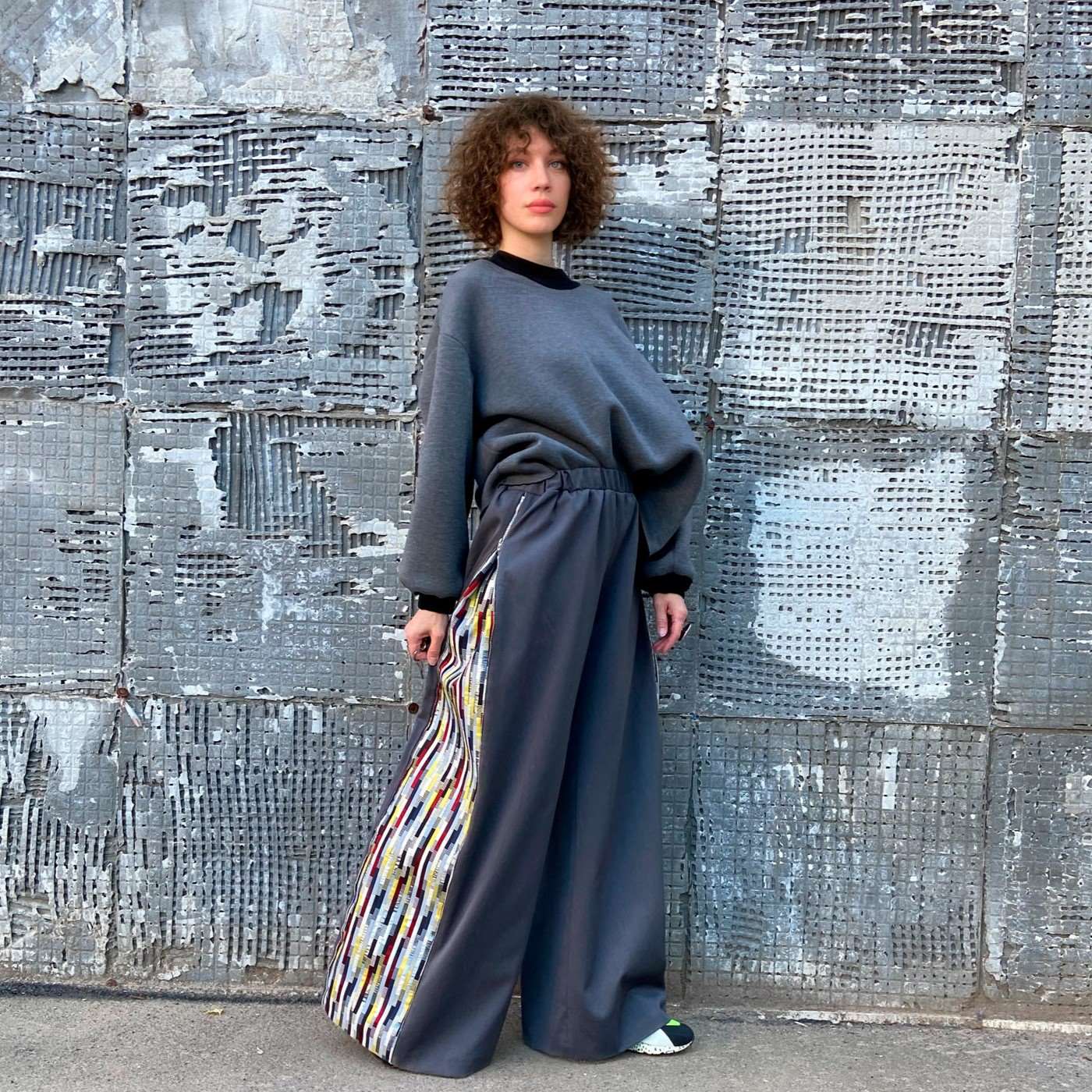050The pattern of wide trousers with an elastic band with an adjustable insert