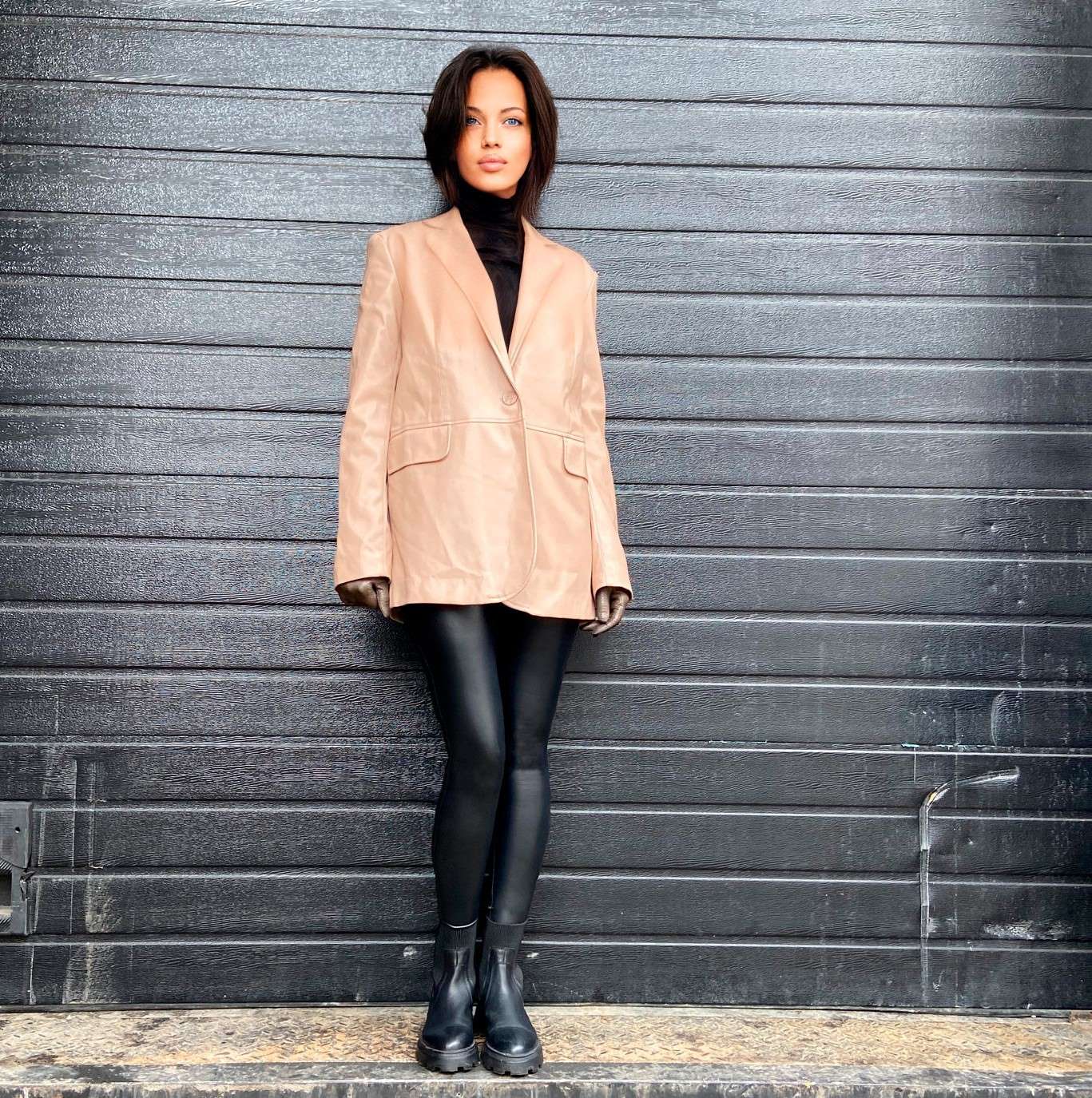 0703 The pattern of a single-breasted jacket with a turn-in sleeve and pockets with a flap made of artificial leather — изображение 2