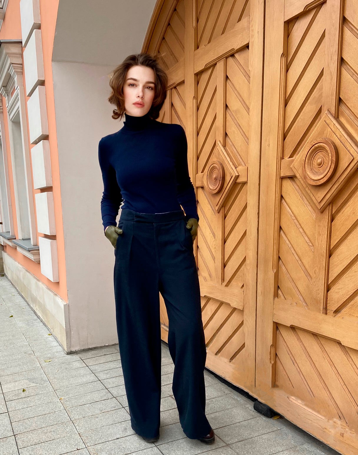 0412 The pattern of trousers has a straight silhouette with an understated seat line and an enlarged long zipper. — изображение 12