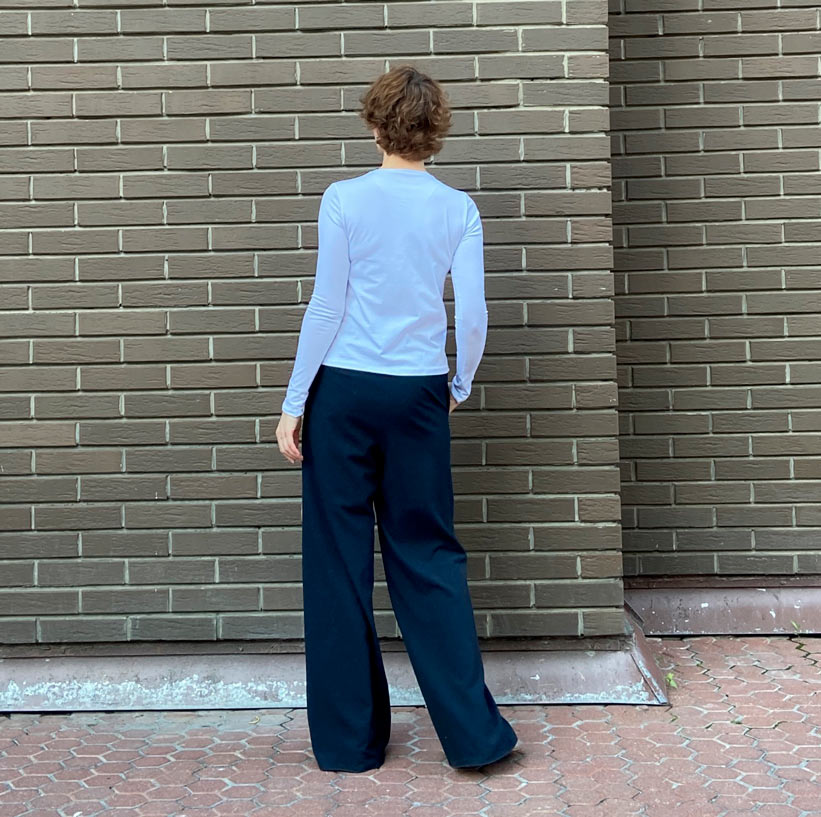 0412 The pattern of trousers has a straight silhouette with an understated seat line and an enlarged long zipper. — изображение 10