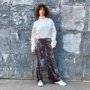061 Loose trousers with a straight silhouette.