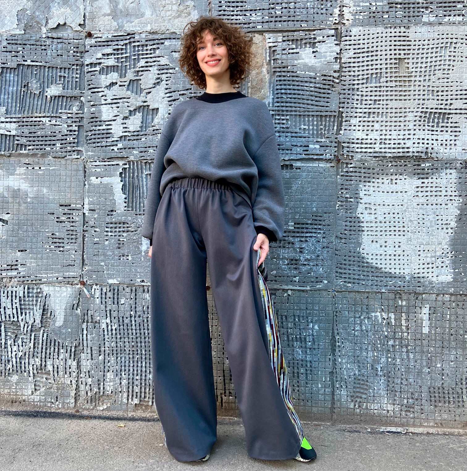 The pattern of wide trousers with an elastic band with an adjustable insert