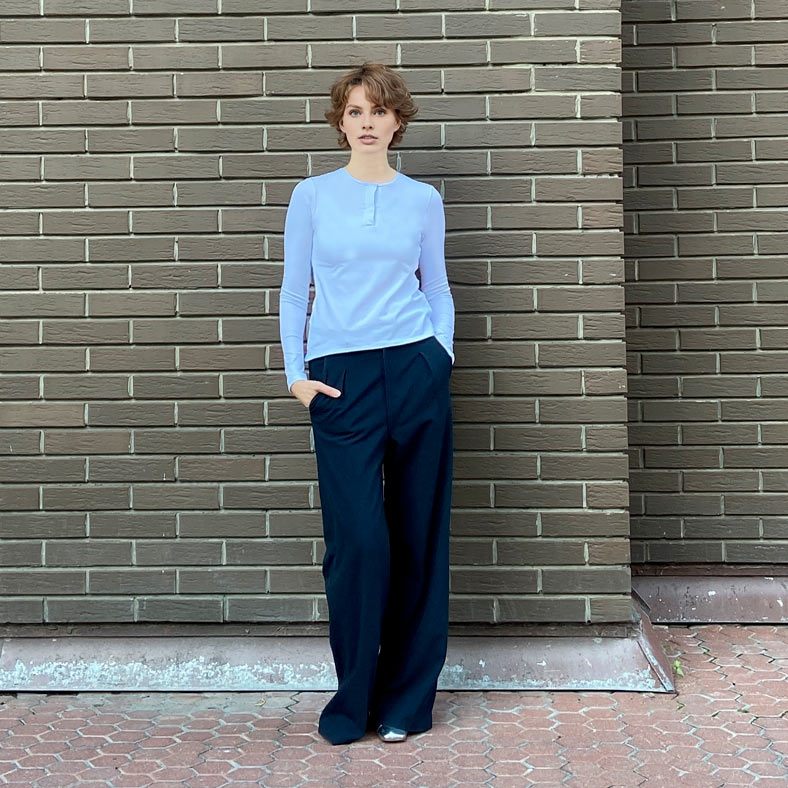 0412 The pattern of trousers has a straight silhouette with an understated seat line and an enlarged long zipper. — изображение 4