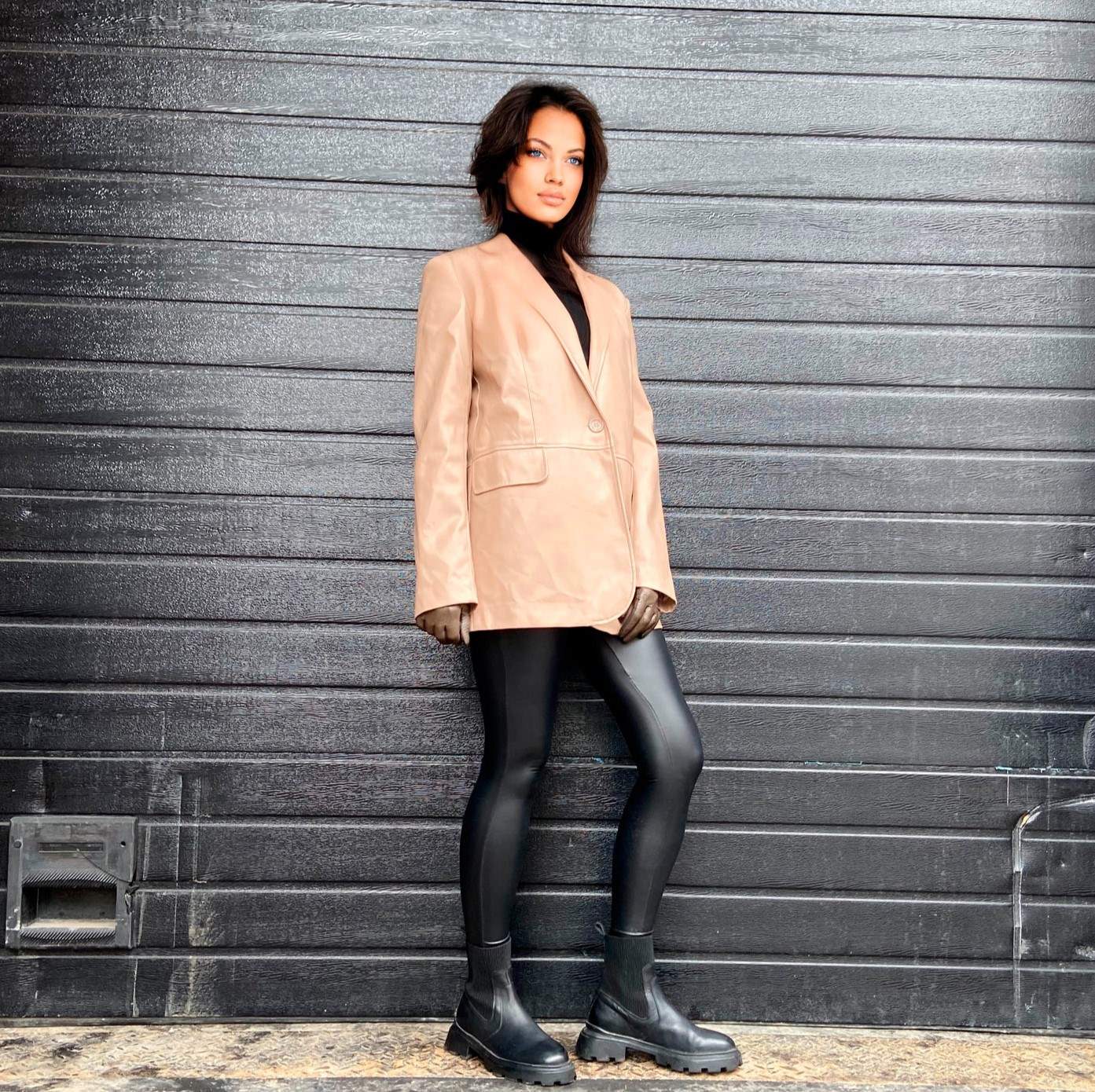 0703 The pattern of a single-breasted jacket with a turn-in sleeve and pockets with a flap made of artificial leather — изображение 4