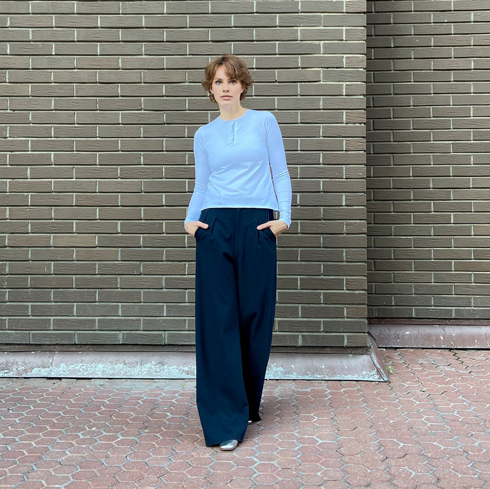 0412 The pattern of trousers has a straight silhouette with an understated seat line and an enlarged long zipper. — изображение 5