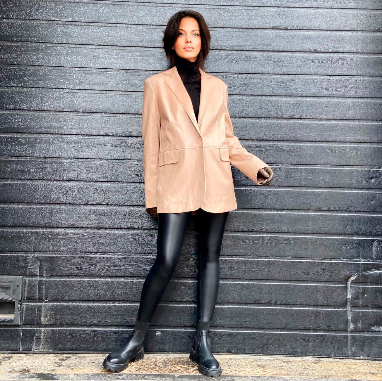 0703 The pattern of a single-breasted jacket with a turn-in sleeve and pockets with a flap made of artificial leather — изображение 5
