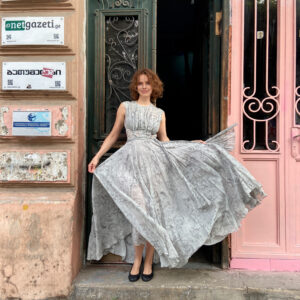 The pattern of the summer dress is cut-off along the waistline.