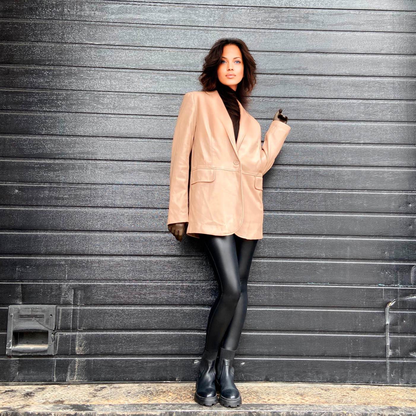 0703 The pattern of a single-breasted jacket with a turn-in sleeve and pockets with a flap made of artificial leather — изображение 6
