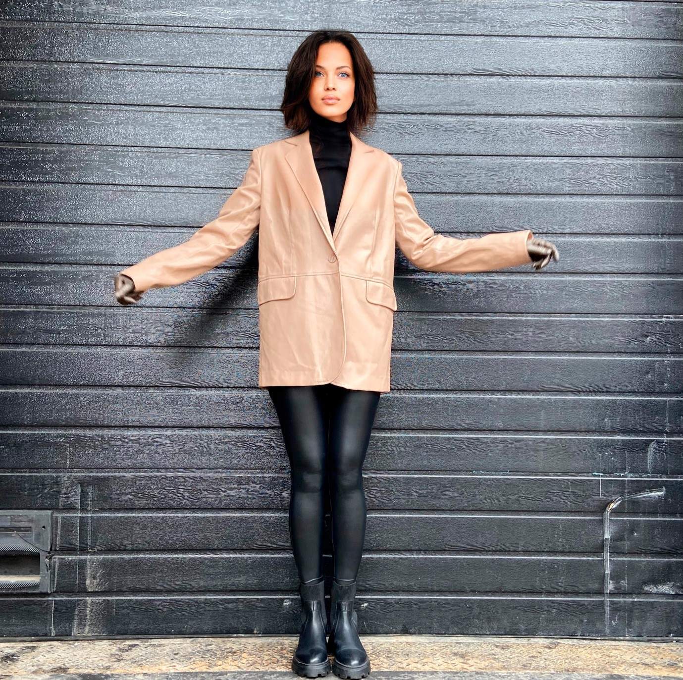 0703 The pattern of a single-breasted jacket with a turn-in sleeve and pockets with a flap made of artificial leather — изображение 7