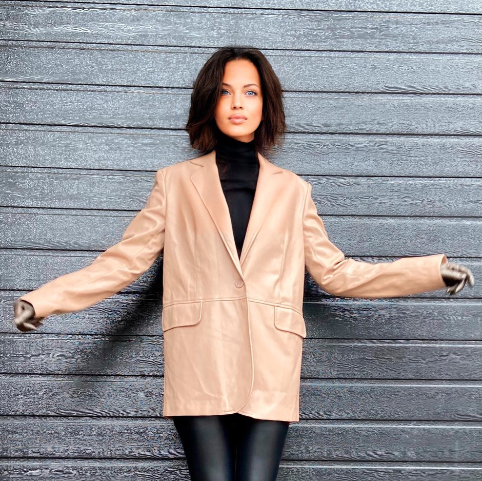 0703 The pattern of a single-breasted jacket with a turn-in sleeve and pockets with a flap made of artificial leather — изображение 9