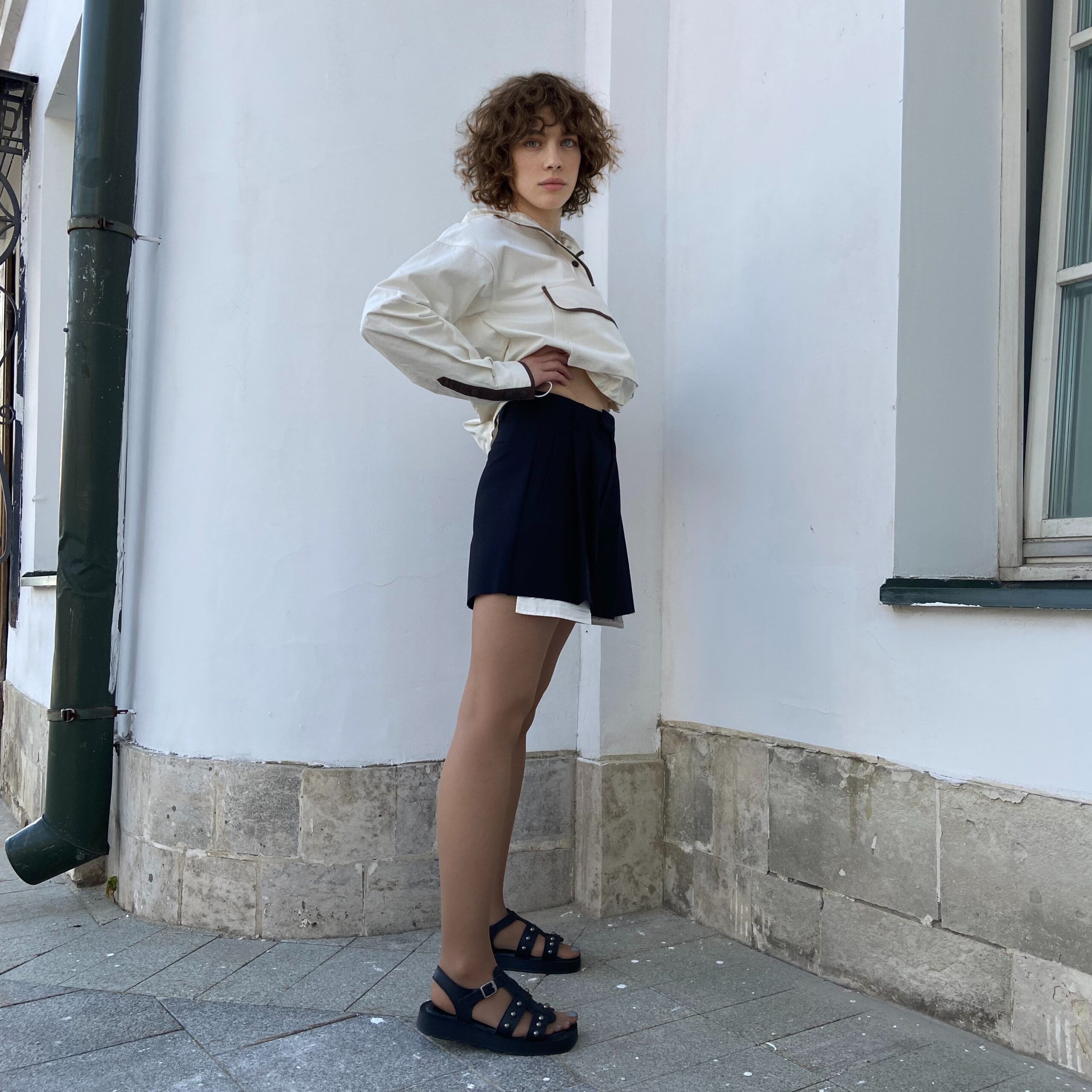 00402 The pattern of the mini skirt is shorts with pleats and falling-out pockets. — изображение 9