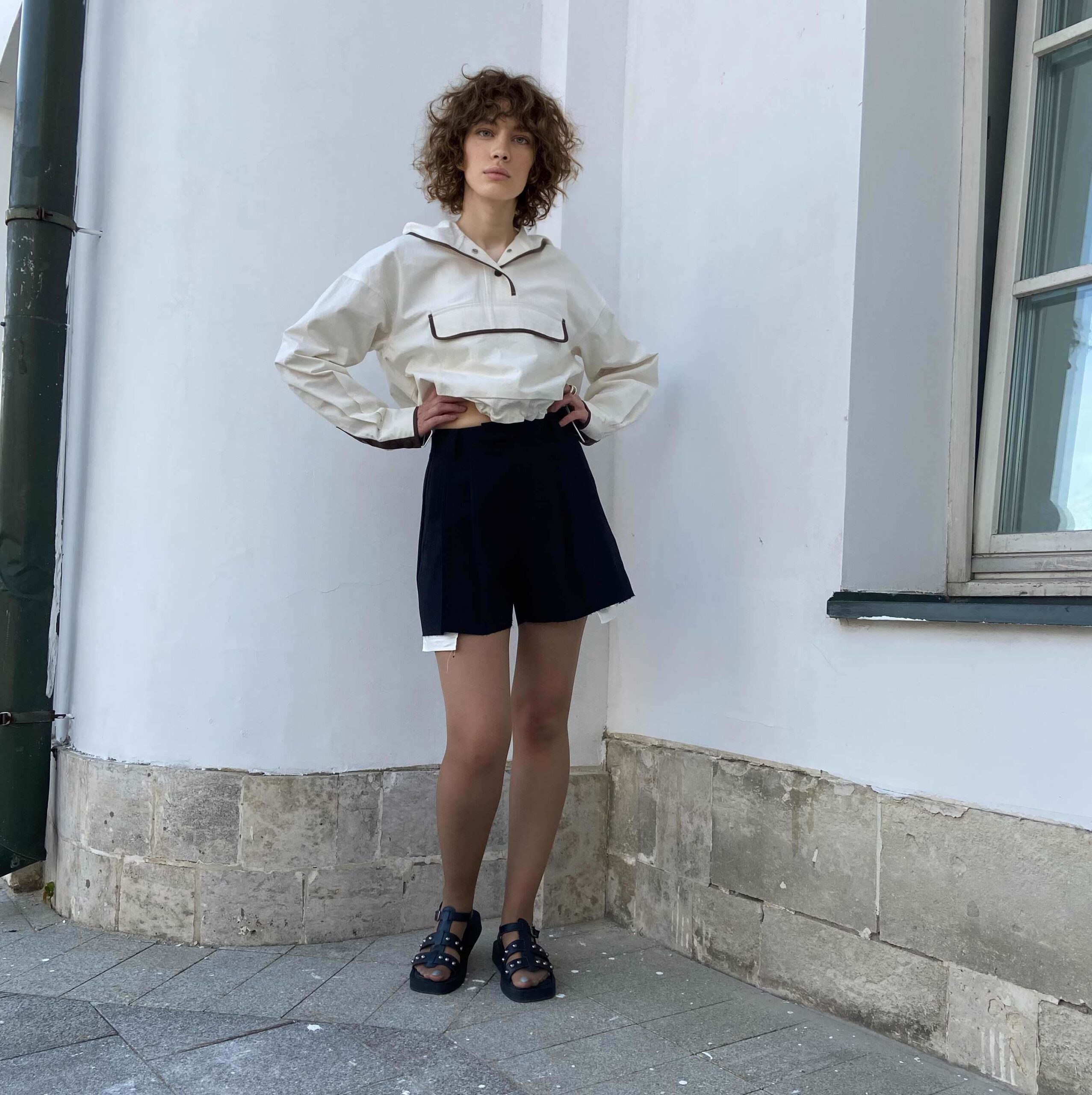 00402 The pattern of the mini skirt is shorts with pleats and falling-out pockets. — изображение 10