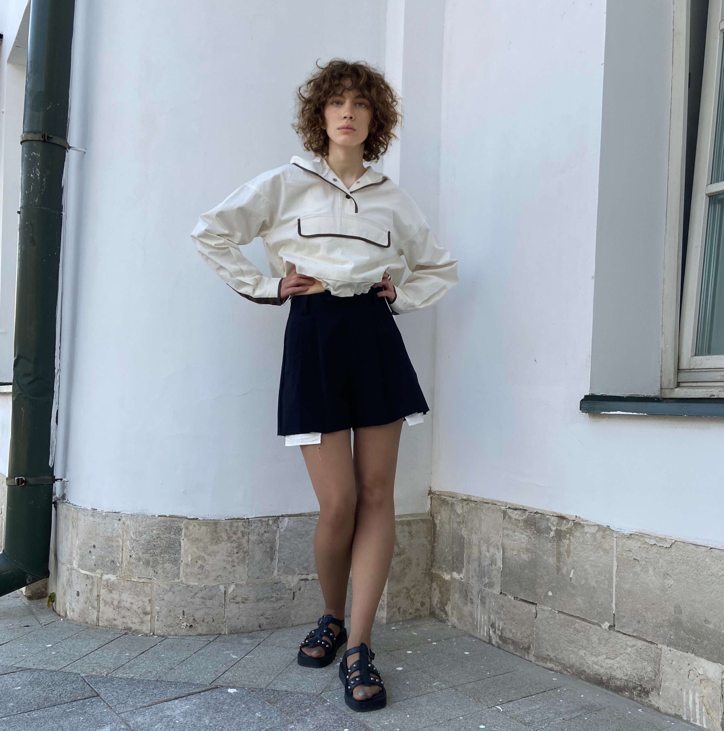 00402 The pattern of the mini skirt is shorts with pleats and falling-out pockets. — изображение 11