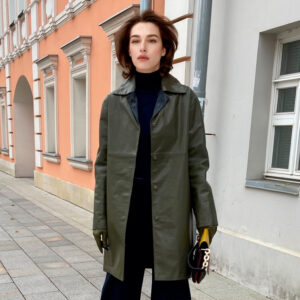 The pattern of a single-breasted raincoat with a turn-in sleeve