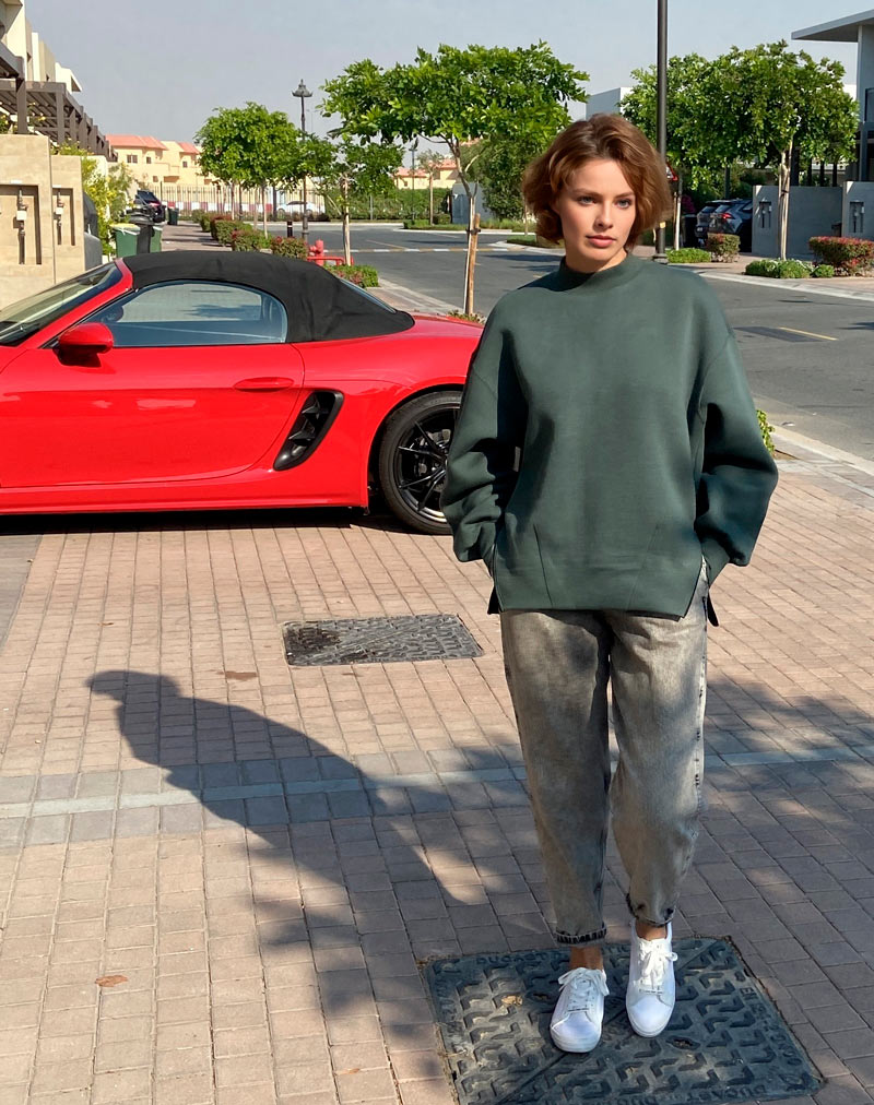 060 A sweater model with zippers on the sides — изображение 2