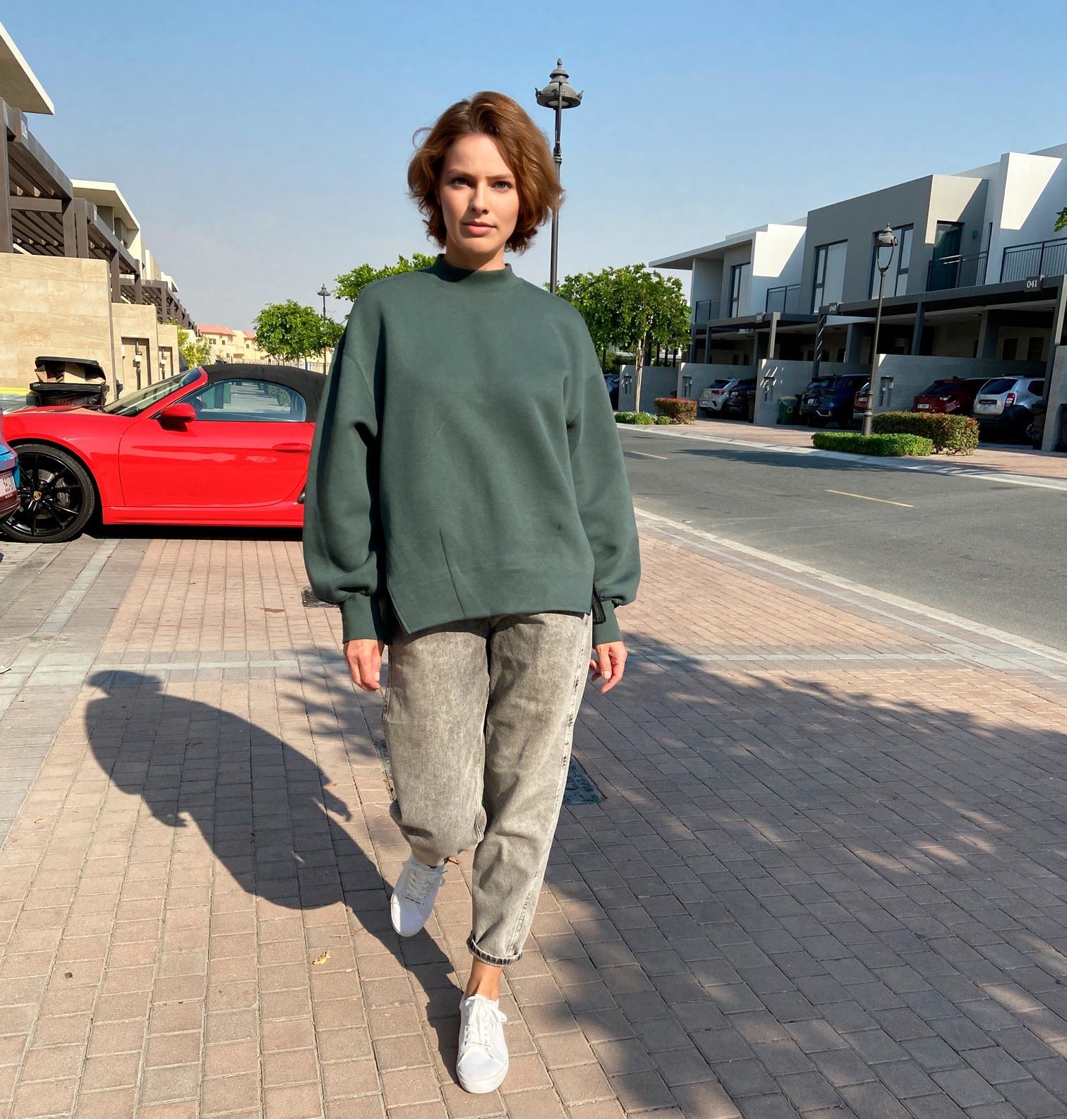 060 A sweater model with zippers on the sides — изображение 3