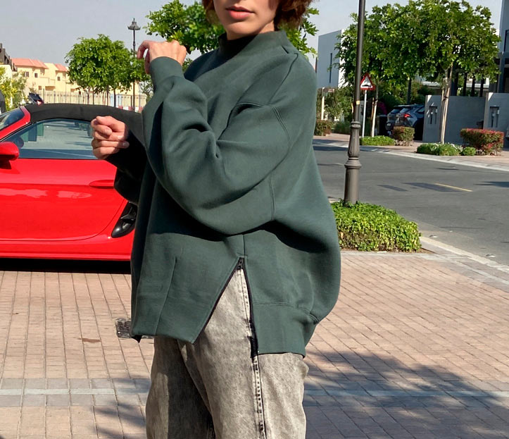 060 A sweater model with zippers on the sides — изображение 6