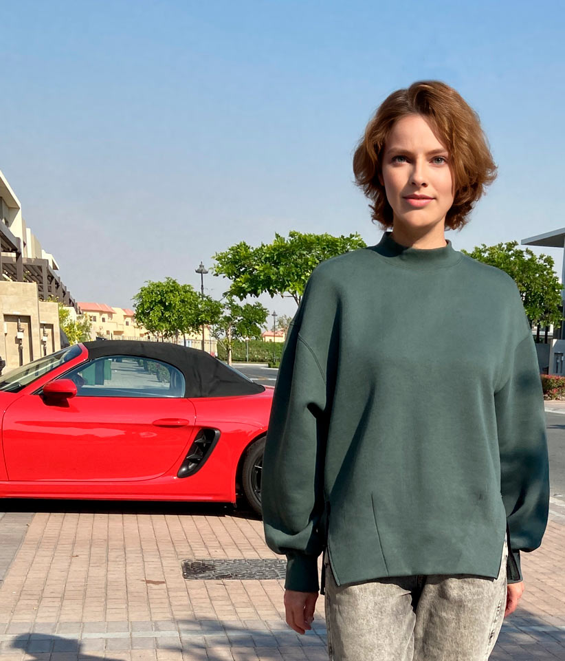 060 A sweater model with zippers on the sides — изображение 8