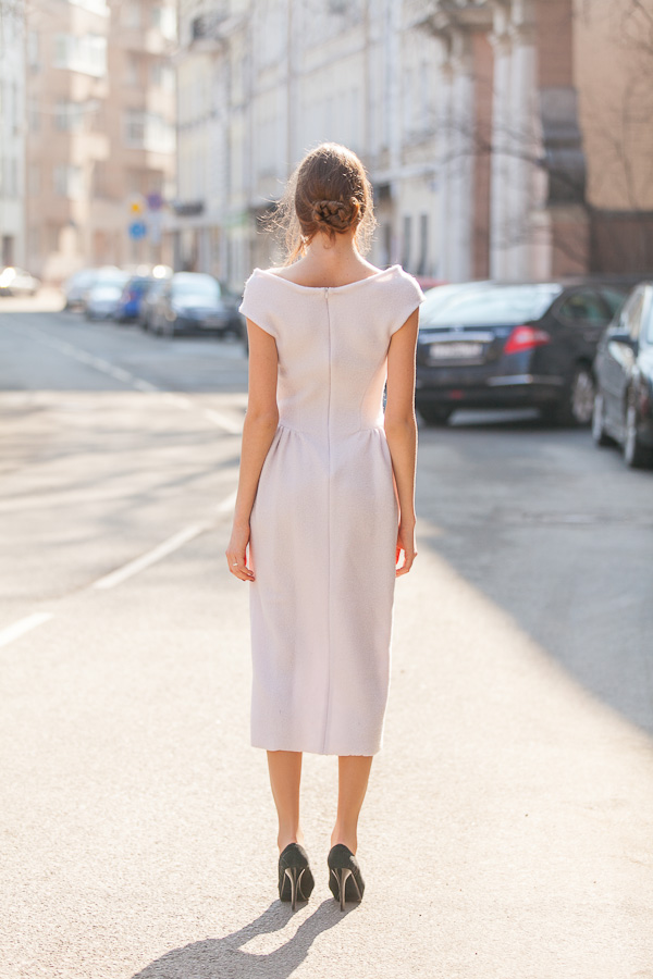 024 The pattern of a sleeveless dress. With raised seams on the shelf and a back with a cut-off skirt narrowed to the bottom.