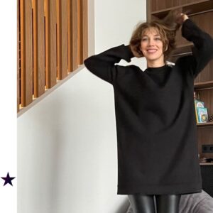 0607 A model with raglan sleeves and decorative inserts